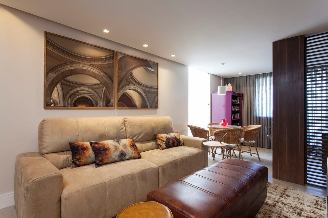 Sala íntima depois: paleta neutra, sofá bege e quadros