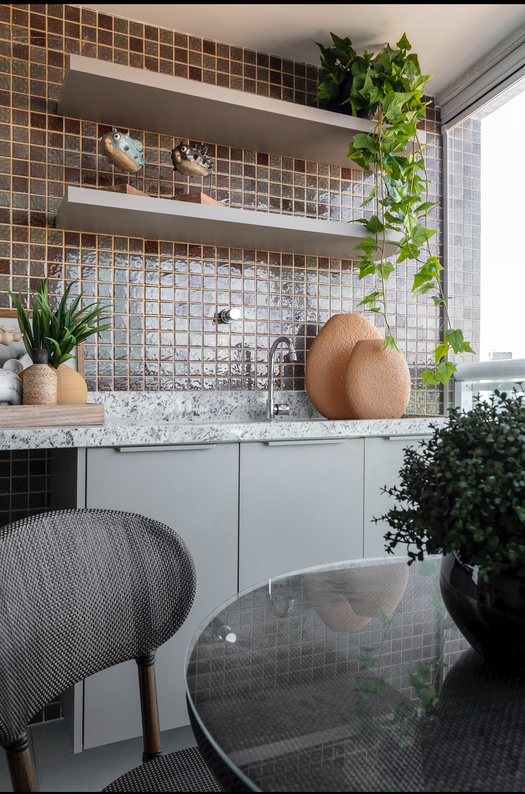 Varanda decorada com plantas e revestimento em pastilhas