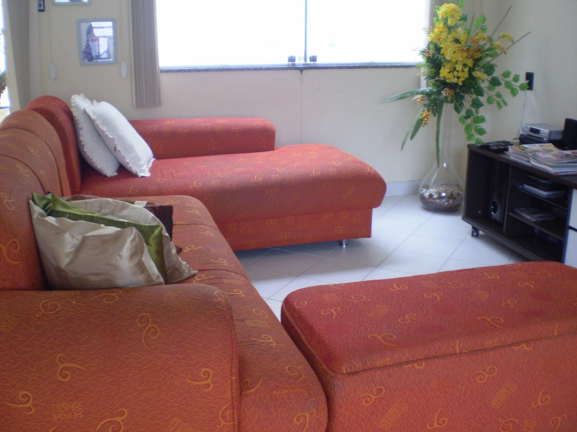 Sala íntima antes: sofás vermelhos e ambiente sem unidade