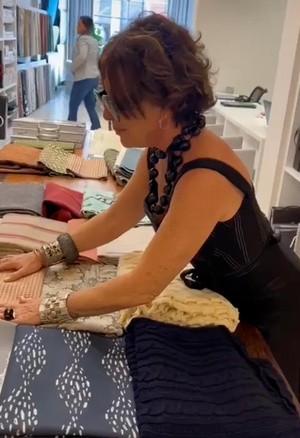 Marília Summers selecionando tecidos para o styling