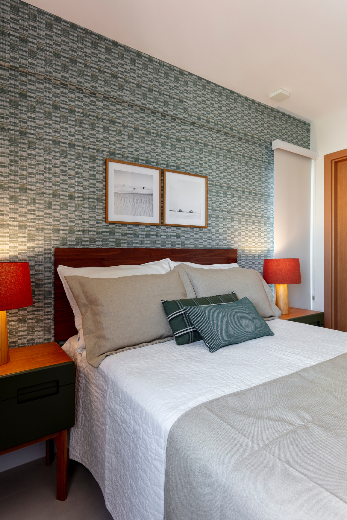 Quarto com cabeceira de madeira, papel de parede e iluminação quente